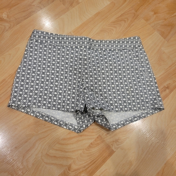 Express Geometric Black And White Shorts Size 2 - Picture 1 of 10